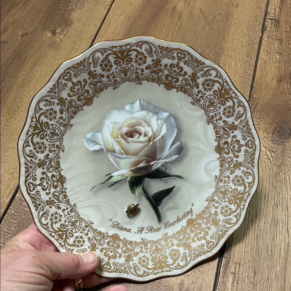 The Bradford Exchange Gold and Cream Rose Plate